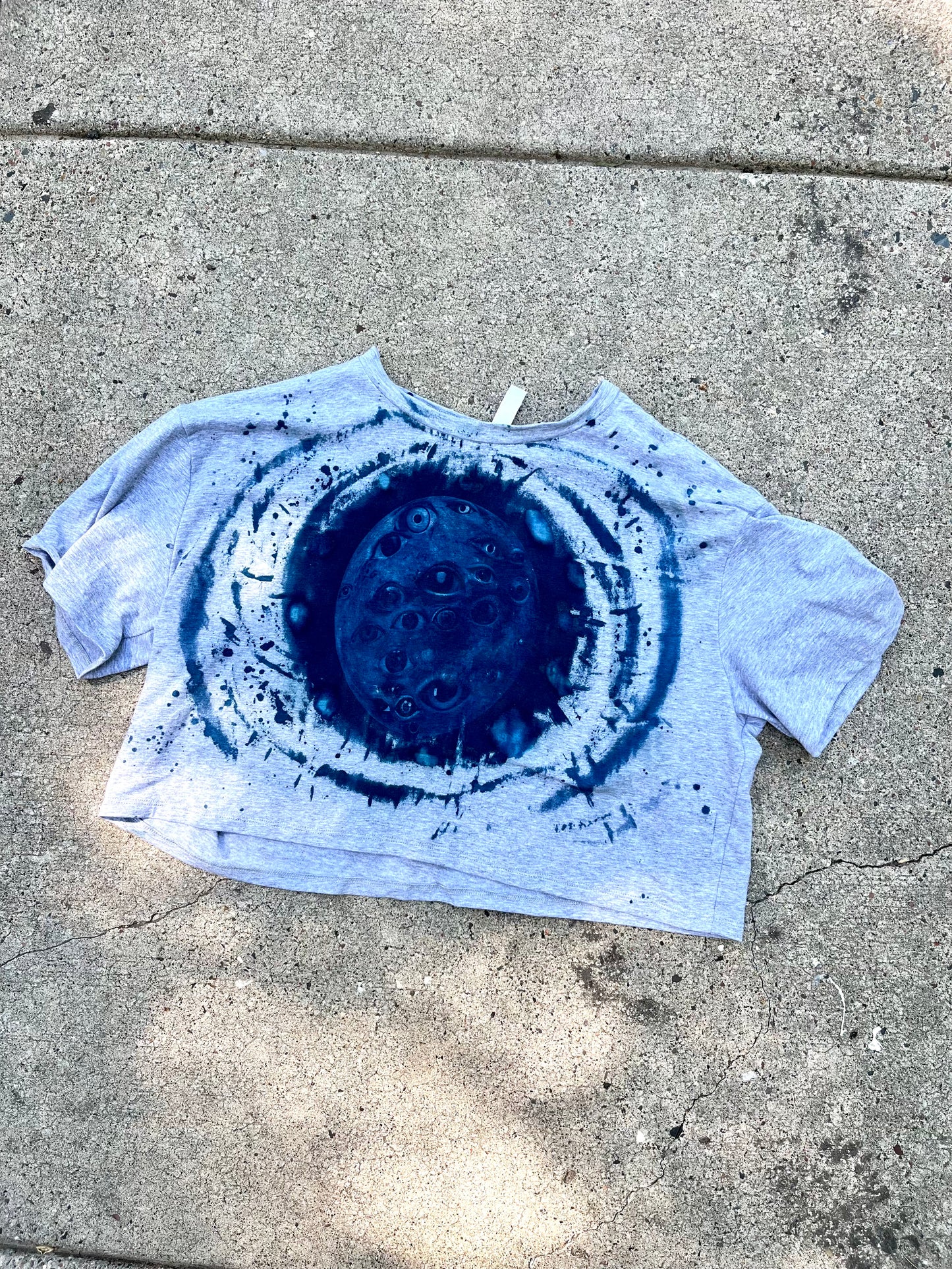 Moon eye gray crop top